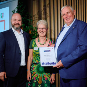 Minister Laumann überreicht einer unserer Ehrenamtlichen zum Dank eine Urkunde. Auch Sozialdezernent Dr. Zimons gratuliert. Foto MAGS Bernd Thissen