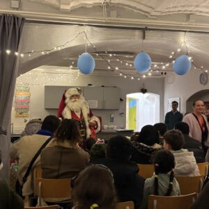 Der Weihnachtsmann verteilt Geschenke an Kinder aus Geflüchtetenunterkünften.