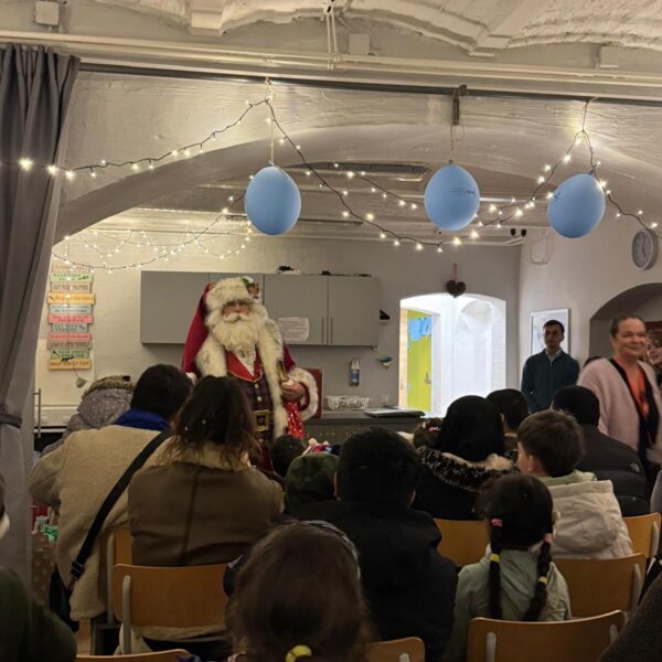 Der Weihnachtsmann verteilt Geschenke an Kinder aus Geflüchtetenunterkünften.