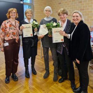 Die Gründerinnen der Aachener Klinikhilfe werden im Rahmen der Weihnachtsfeier mit Urkunde und Blumen geehrt.