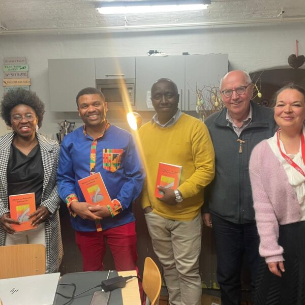 Die Autorin und ihr Mann lächeln in die Kamera.