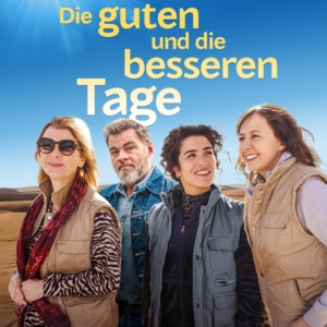 Filmplakat: Zu sehen sind drei gut gelaunte Frauen und ein mann. Im Hintergrund blauer Himmel und die Wüste Marrokos.