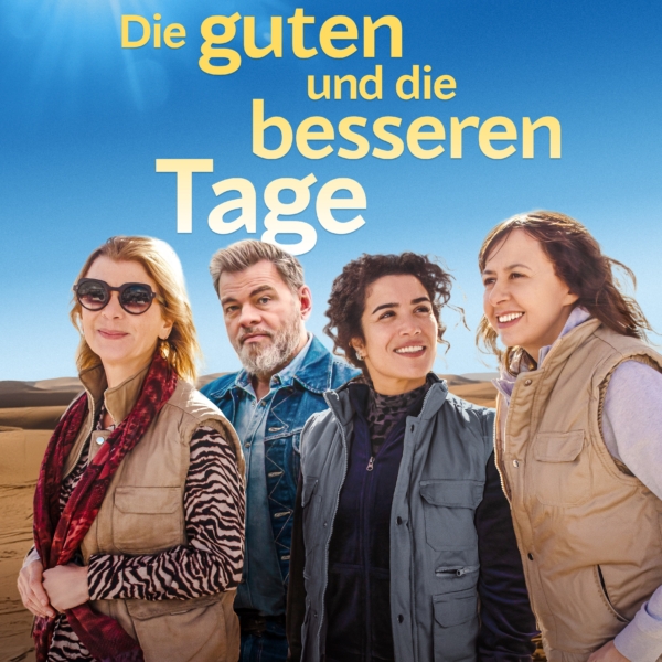 Filmplakat: Zu sehen sind drei gut gelaunte Frauen und ein mann. Im Hintergrund blauer Himmel und die Wüste Marrokos.
