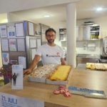 Hüseyin Kizmaz steht hinter der Theke im Kiosk Troddwar und bietet Kuchen an.