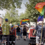 Die bunte Parade zieht durch die Straßen.