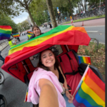 Unsere Kollegin Saskia Engelhardt im bunt geschmückten Flaniermobil macht ein Selfie.