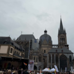 Die Menge trifft sich zur Abschlusskundgebung auf dem Katschhof mit der schönen Kulisse vor dem Dom.
