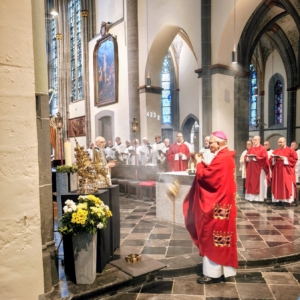 In einer Kirche halten verschiedene Pfarrer und der Bischof eine heilige Messe ab.