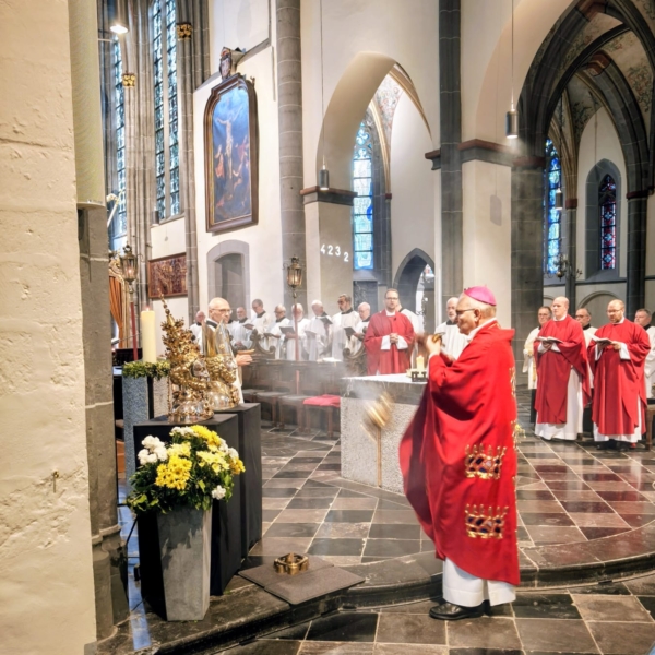 In einer Kirche halten verschiedene Pfarrer und der Bischof eine heilige Messe ab.